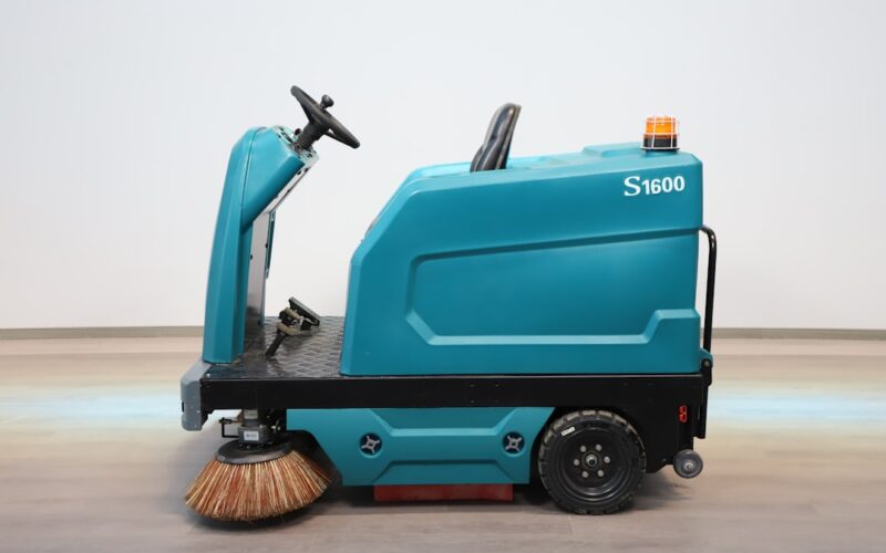 Ride-on teal floor sweeper machine s1600