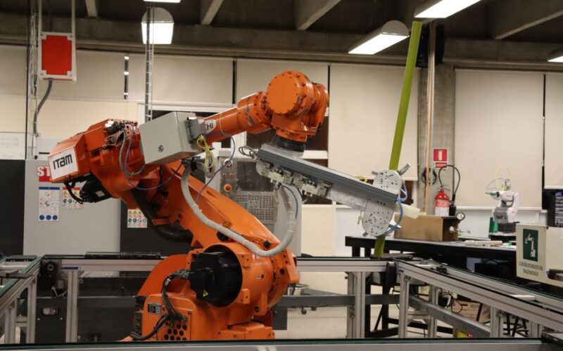 Industrial robotic arm in a Ciudad de México lab setting, showcasing automation technology.